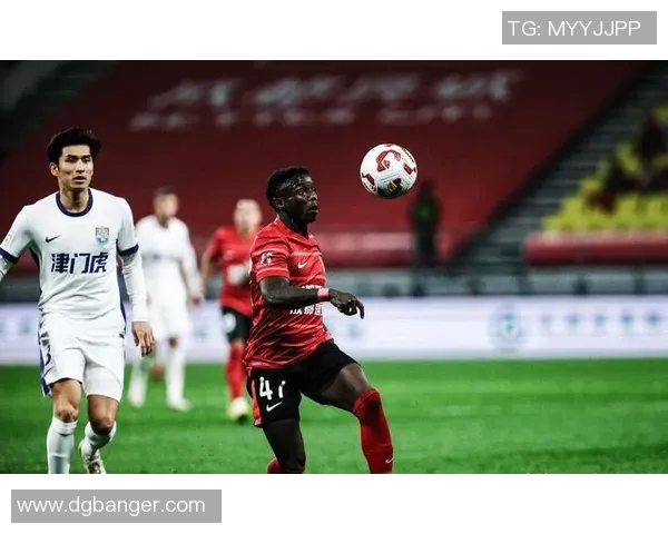 足球球星上演离奇碰瓷事件引发球迷热议真相扑朔迷离